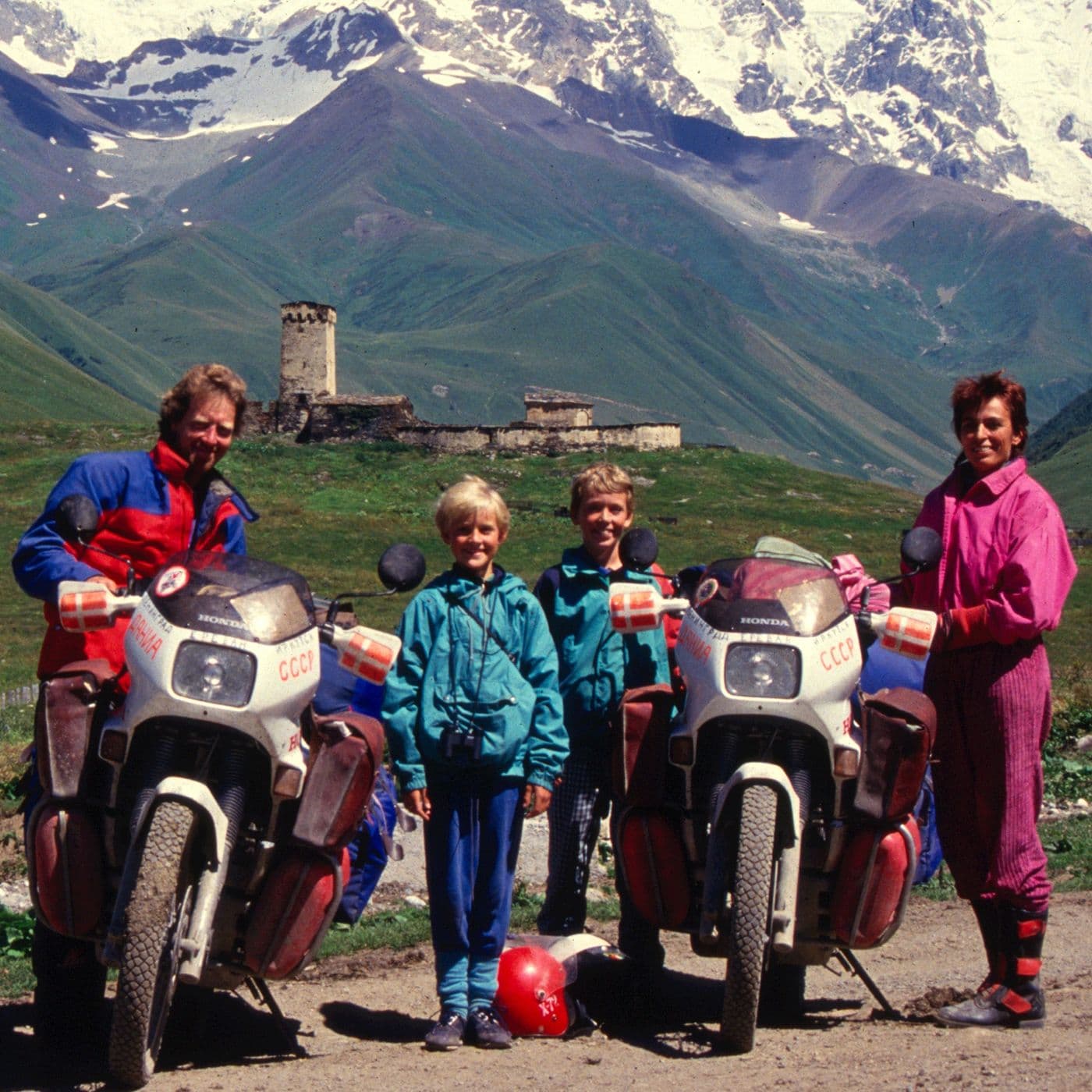 S7E3. Hjalte Tin: Med familien på motorcykel bag jerntæppet artwork