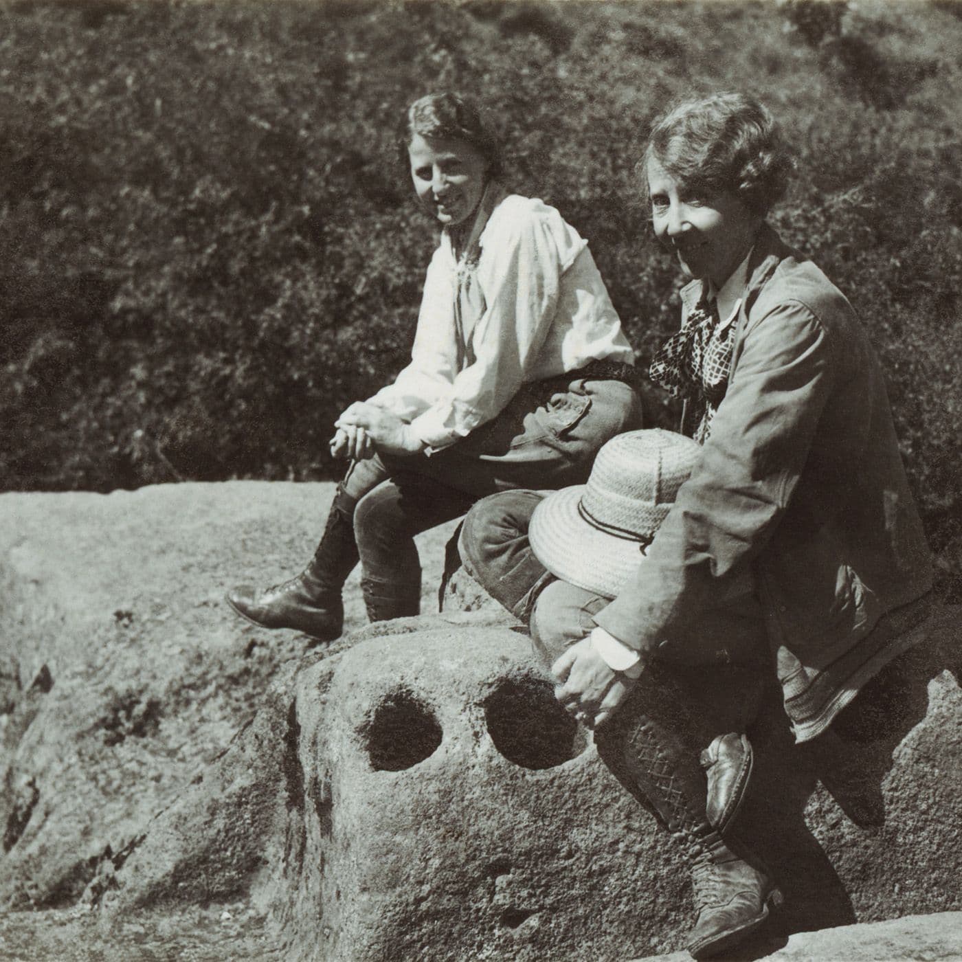 S12E3. Helga Larsen og Bodil Christensen: Fra Holbæk til Mexicos højland artwork