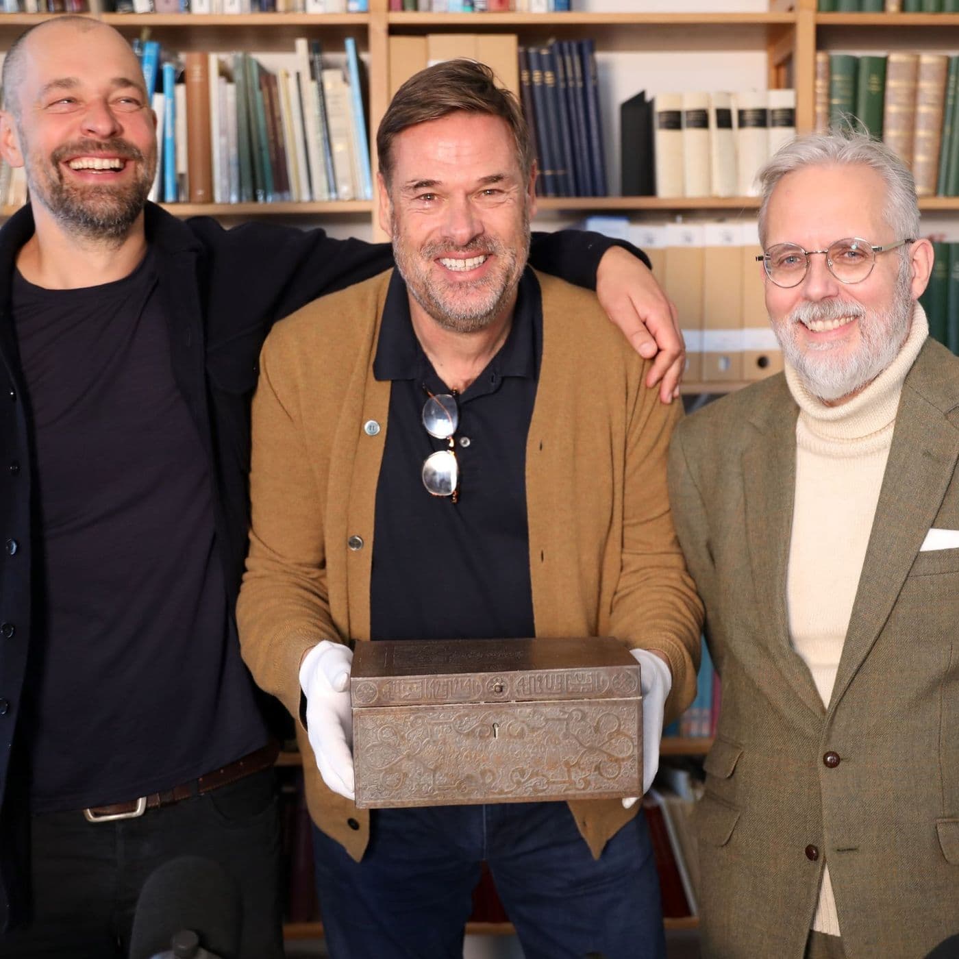 Bonus: Olufsens mystiske skrin bliver åbnet artwork